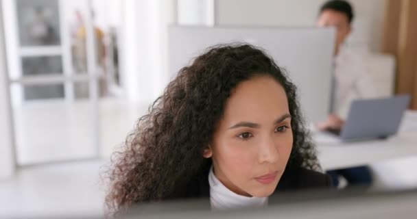 Sök Dator Och Ansikte Affärskvinna Kontoret För Webbdesign Analys Och — Stockvideo