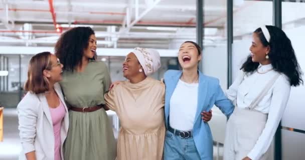 Różnorodność Kobiety Przyjaciele Pracy Przytulają Się Uśmiechają Tworzą Zespół Dla — Wideo stockowe