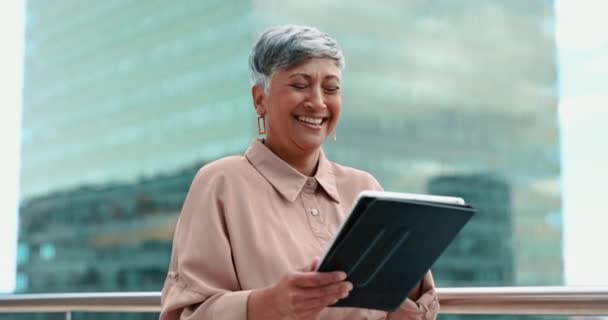 Sorriso Paisagem Urbana Retrato Mulher Com Tablet Feliz Varanda Prédio — Vídeo de Stock