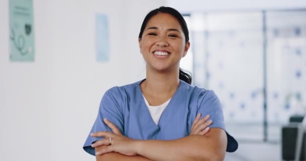 Медсестра Лицо Руки Скрещены Больничной Клинике Оздоровительной Мотивацией Медицинским Исследовательским — стоковое видео