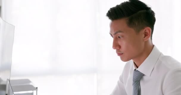 Азиатский Бизнесмен Мыслящий Лицом Компьютером Идеями Финансового Планирования Стратегией Страхования — стоковое видео