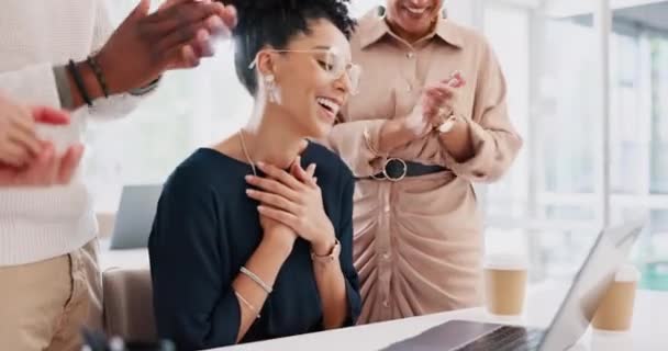 Επιχειρηματίες Χειροκροτούν Μια Γυναίκα Στο Γραφείο Της Για Προαγωγή Επίτευξη — Αρχείο Βίντεο