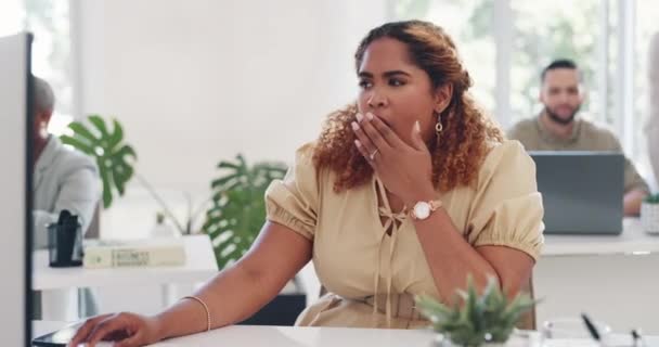 Siyahi Kadın Yorgunluktan Stresten Ofiste Fazla Çalışmaktan Afrika Kökenli Amerikalı — Stok video