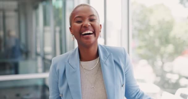 Paz Rosto Mulher Negra Feliz Prédio Escritórios Com Sorriso Positivo — Vídeo de Stock