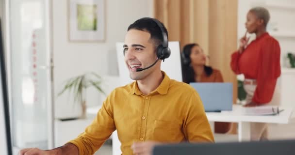 联系我们 呼叫中心和Crm 在现代办公室的电脑人 带着耳机和微笑的客户服务代理 服务台 电话推销或销售顾问 快乐的咨询支助和咨询 — 图库视频影像