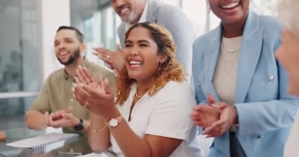 商界人士 为业务的成就 团队精神的支持和目标的达成而欢呼雀跃 团队精神庆祝 合作成功 员工快乐或共赢 — 图库视频影像