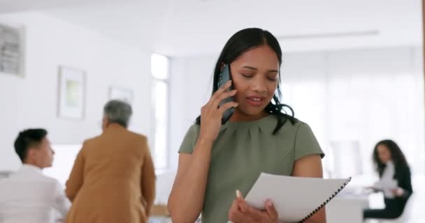 Oficina Cuaderno Mujer Negocios Una Llamada Telefónica Analizar Documentos Corporativos — Vídeos de Stock