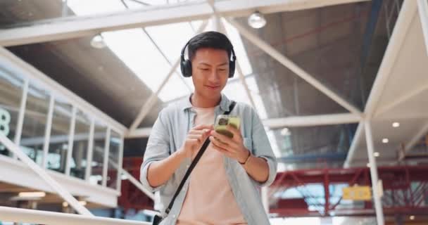 Telefoon Muziek Koptelefoon Aziatische Man Lopen Winkelcentrum Streaming Podcast Radio — Stockvideo
