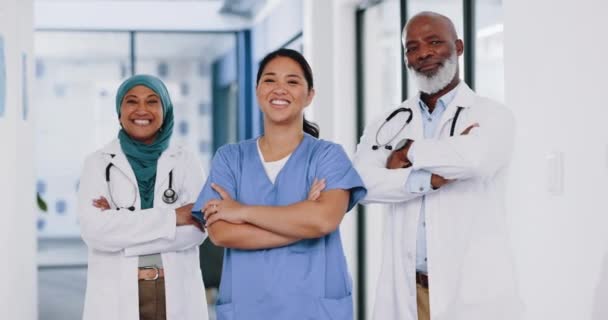 Жінки Чоловіки Або Лікарі Зброєю Перетнули Лікарню Різноманітністю Охорони Здоров — стокове відео