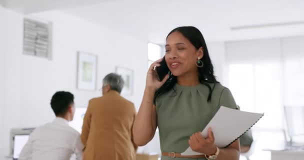 黑人妇女和电话交谈 办公室和策划广告宣传活动 非洲裔美国妇女 首席执行官和企业家 拥有智能手机 说话和交流以促进营销 — 图库视频影像
