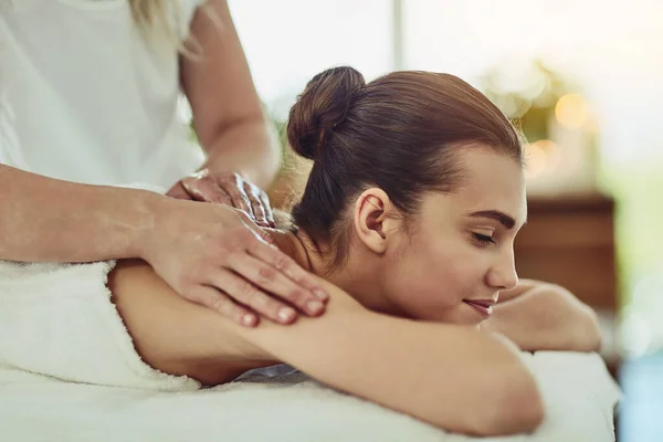 Varje Kropp Förtjänar Bra Massage Attraktiv Ung Kvinna Som Får — Stockfoto