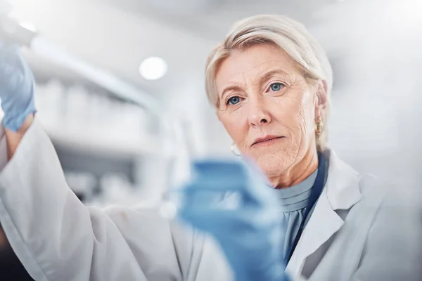 Nauka Chemia Zlewka Kobietą Laboratorium Badań Analizy Dna Szczepionek Medycyna — Zdjęcie stockowe