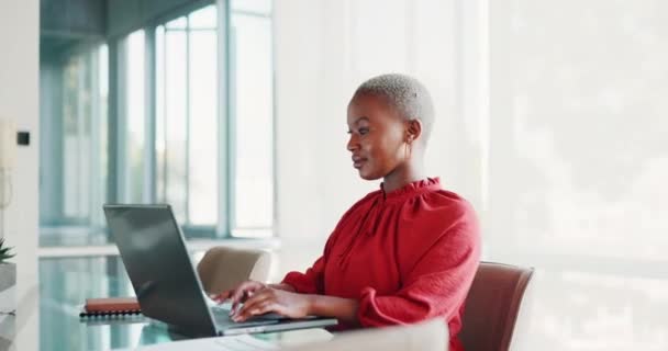 Μαύρη Γυναίκα Φορητό Υπολογιστή Και Σκέψη Στο Γραφείο Όνειρο Όραμα — Αρχείο Βίντεο