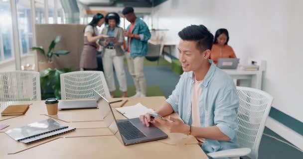 Denkende Zakenman Laptop Telefoon Coworking Office Voor Digitale Marketing Innovatie — Stockvideo