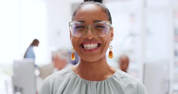 Twarz Przywództwo Kobieta Biznesu Okularach Biurze Gotowe Celów Zadań Lub — Wideo stockowe