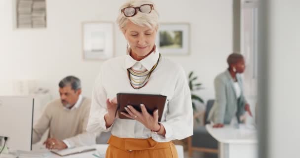 Mujer Negocios Madura Tableta Oficina Coworking Para Horario Gestión Trabajo — Vídeo de stock
