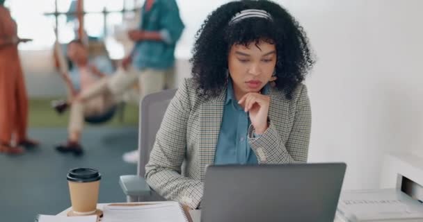 Denken Laptop Zwarte Vrouw Die Werkt Aan Een Digitale Marketing — Stockvideo