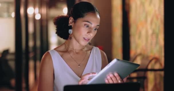 平板电脑和商业妇女输入电子邮件 报告或销售建议 技术或黑人女性员工 触摸屏忙着在黑暗的工作场所进行营销项目 — 图库视频影像