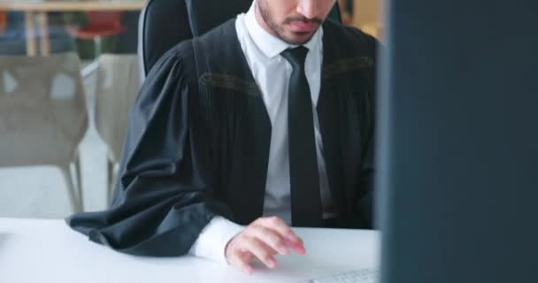 计算机 研究或穆斯林律师在法律事务所输入电子邮件 合同或求情书 伊斯兰 互联网或有重点的专业法律律师在办公室桌上进行在线联网 — 图库视频影像