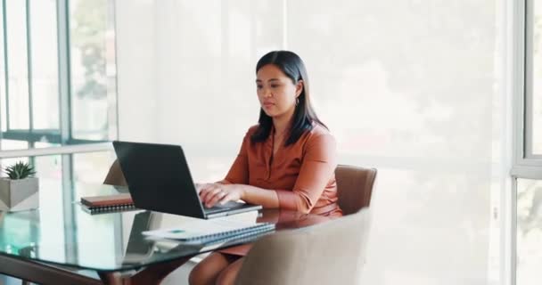 Laptop Myślenie Planowanie Kobietą Biznesu Pracy Jej Biurze Dla Przyszłego — Wideo stockowe