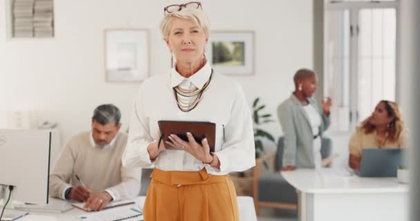Seniorin Tablet Und Glückliches Porträt Business Office Für Managererfolg Führungsmotivation — Stockvideo