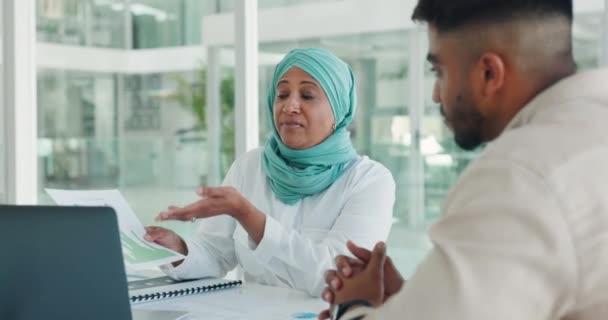 与女商人一起评审 管理和计划 并报告策略 理念和营销情况 与穆斯林员工一起参加反馈和投资组合讲习班的文件 领导和数据分析 — 图库视频影像