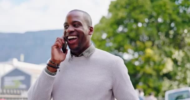 黒人男性の街を歩くか チャットや話す 携帯電話 幸せなビジネスマン5G携帯電話のスマートフォンの話を連絡先ネットワークや屋外での議論 — ストック動画