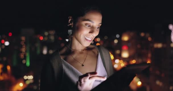 Mulher Tablet Digital Telhado Noite Cidade Para Redes Sociais Pesquisa — Vídeo de Stock