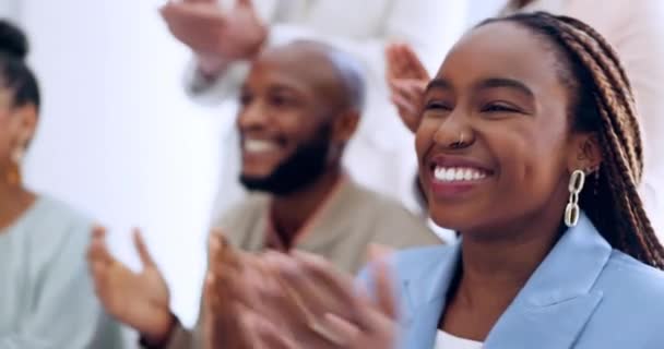 Zaken Personeel Zwarte Vrouwen Applaudisseren Voor Feest Prestatie Brainstormen Voor — Stockvideo