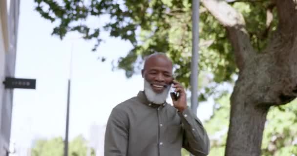 通信和一名在城市户外行走的黑人商人 同时使用5G移动技术上网 与一名高级男性员工的接触 管理和反馈 — 图库视频影像