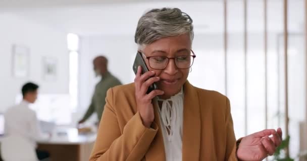 Feliz Llamada Telefónica Mujer Negocios Senior Establecimiento Redes Hablar Hablar — Vídeos de Stock