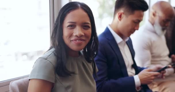 面试和招聘一位黑人商业女性排队等着看人力资源 在招聘过程中 一个女员工连续坐着 她的形象 快乐和微笑 — 图库视频影像