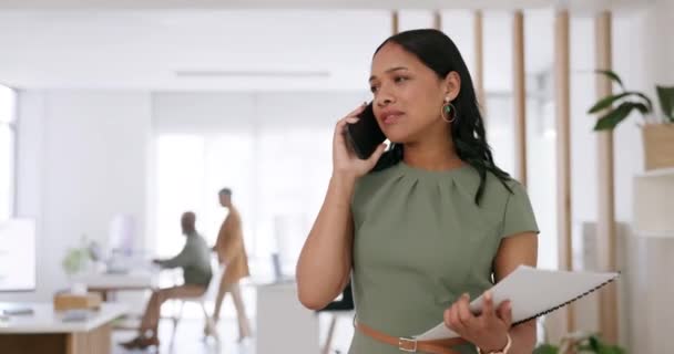 Negócios Mulher Negra Telefonema Para Conversação Escritório Planejamento Campanha Publicitária — Vídeo de Stock
