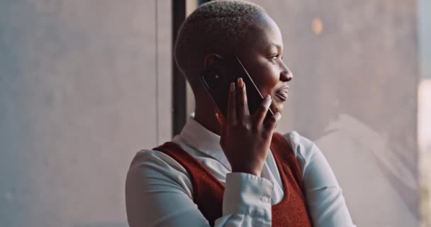 沟通和黑人女人在办公室笑 在公司工作中 手机和快乐的女性员工会说话 并与喜剧 喜剧或有趣的联系人建立联系 — 图库视频影像