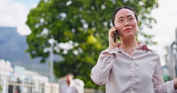 Mulher Negócios Asiática Telefonema Viagem Pela Cidade Para Trabalhar Redes — Vídeo de Stock