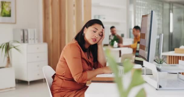 Stres Pálení Přemýšlení Obchodní Ženou Práci Stolním Počítači Její Kanceláři — Stock video