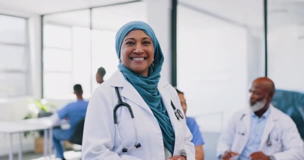 Tvář Islámská Žena Lékař Úsměvem Nemocnice Sebedůvěra Pro Chirurgii Poradenství — Stock video