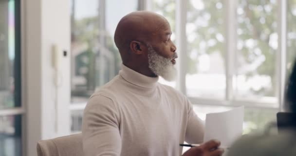 Liderlik Toplantı Siyahi Adam Strateji Beyin Fırtınası Planlama Adına Ofiste — Stok video
