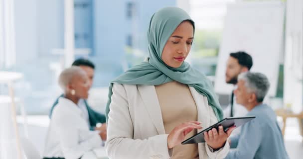 ビジネスミーティングのための創造的なプロジェクト デザイナーリーダーとデジタルネットワーキングのためのオフィスでのイスラム教徒の女性 タブレットや幸せな肖像画 チームの創造性のためのイスラムリーダーシップ ヒジャーブと技術管理 — ストック動画