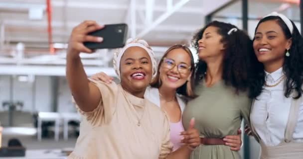 商界女性 和平签名和电话自拍在办公室在线发布 科技和一群朋友 通过手机拍照来获得快乐的回忆 社交媒体或个人资料 — 图库视频影像