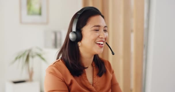 Kadını Tele Pazarlama Ofisindeki Çağrı Merkezi Bilgisayarında Yüz Konuşma B2B — Stok video