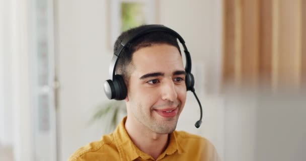 お問い合わせ コールセンター Crm 現代オフィスのコンピュータの男 ヘッドセットと笑顔で顧客サービスエージェント ヘルプデスク テレマーケティングまたはセールスコンサルタント 幸せなアドバイスサポートとコンサルティング — ストック動画