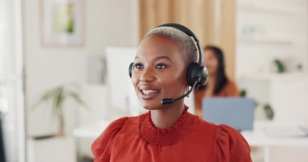 与我们联系 呼叫中心和Crm 办公室电脑上的黑人妇女 带着耳机和微笑的客户服务代理 服务台 电话推销或销售顾问 快乐的咨询支助和咨询 — 图库视频影像