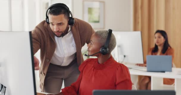 コールセンター 顧客サービス オフィスで黒人女性を訓練男 テレマーケティングコンサルタント 販売代理店 男性のコーチング チームワークは コンピュータソフトウェアで女性インターンを支援 — ストック動画