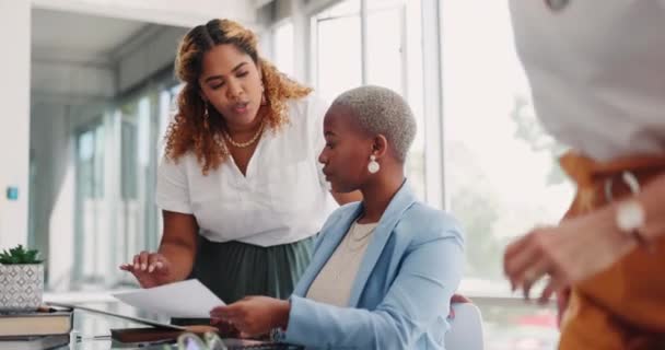 商界妇女 团队合作和办公室文件讨论 负责审查销售 广告或营销战略的合作 文书工作和商业人员 工作人员或女性群体 — 图库视频影像