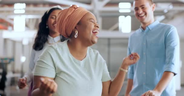 多样化 团队合作和黑人女性在办公室聚会上跳舞 庆祝创业任务的成功或工作晋升 舞团的能量 商业团队的建设和兴奋的舞者为销售目标感到高兴 — 图库视频影像