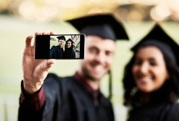 Κοίτα Ποιος Αποφοίτησε Δύο Μαθητές Βγάζοντας Μια Selfie Μαζί Την — Φωτογραφία Αρχείου