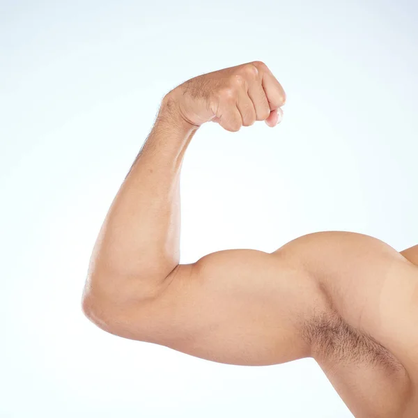Bodybuilder Bicepspier Close Studio Voor Fitnessruimte Wellness Fitness Door Blauwe — Stockfoto