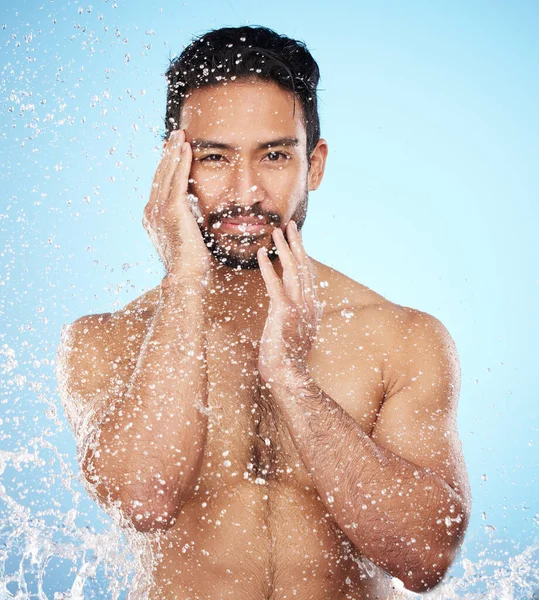 Portre Sıçratma Stüdyoda Duş Alan Bir Adam Yüzünü Vücudunu Güzellik — Stok fotoğraf