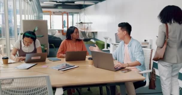 Adamları Çeşitlilik Veya Modern Ofis Belgeleriyle Toplantı Dijital Pazarlama Dizüstü — Stok video